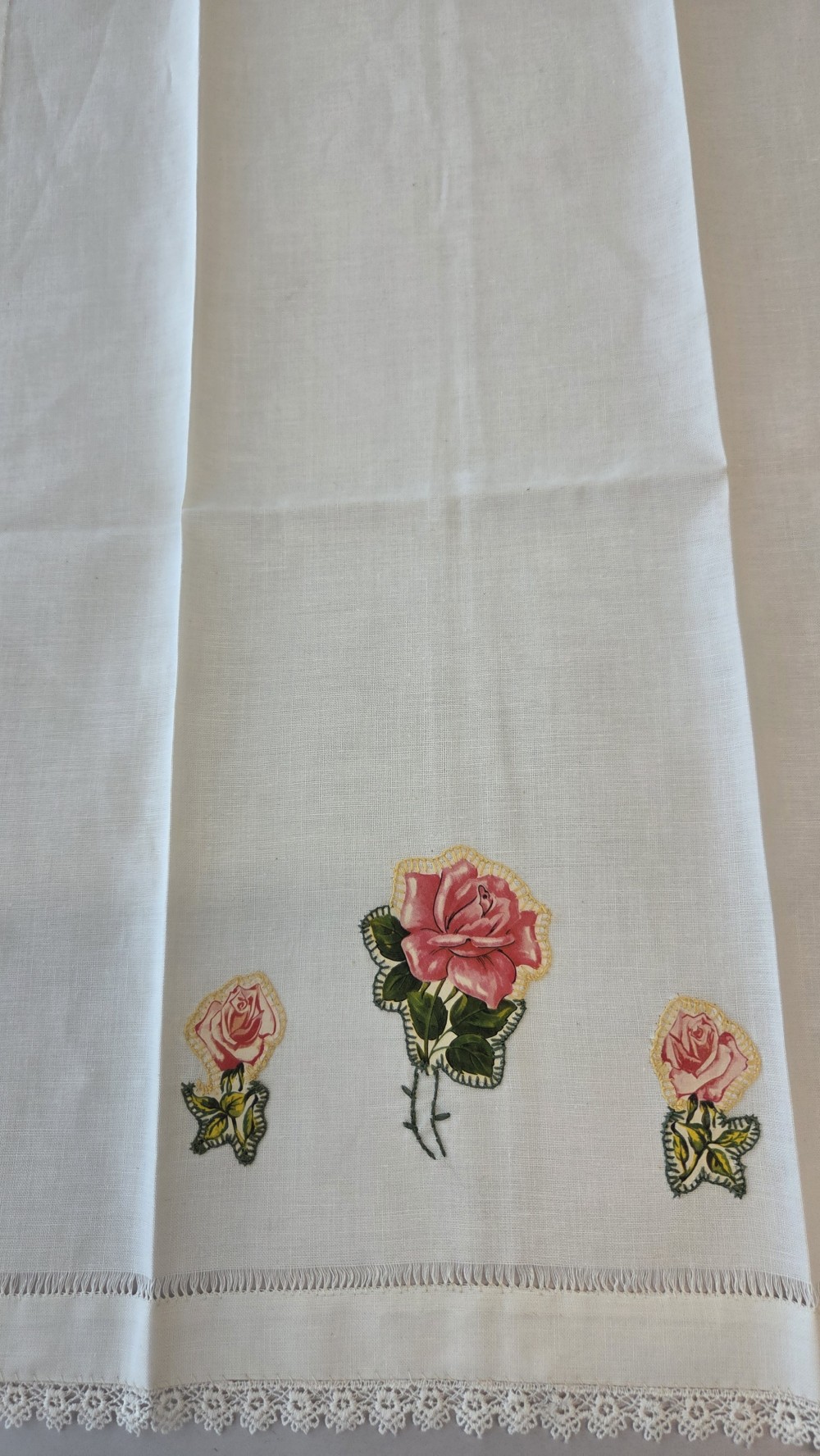 LN-900 Handtowel w/applique roses