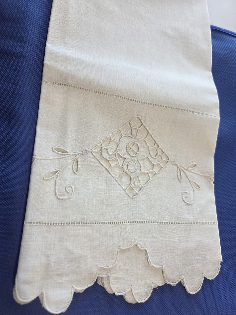LN-1657 single ecru pillowcase w/cutwork