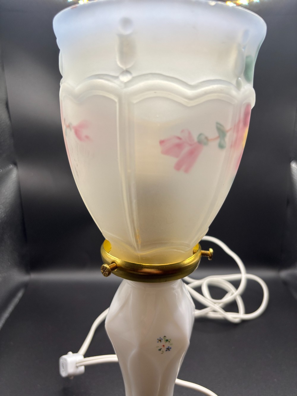 Lamp white ceramic w/small flowers w/pale blue & floral globe