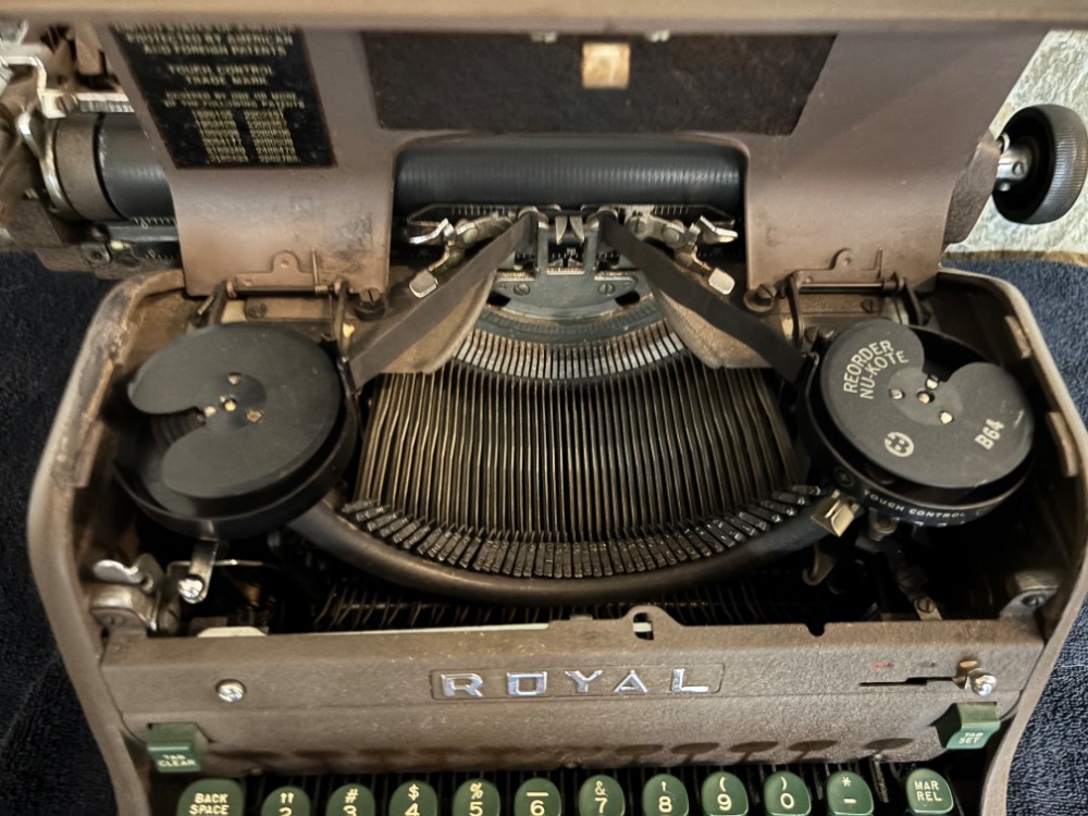 Typewriter Royal HH Standard Office Manual Typewriter Brown Green Keys 13