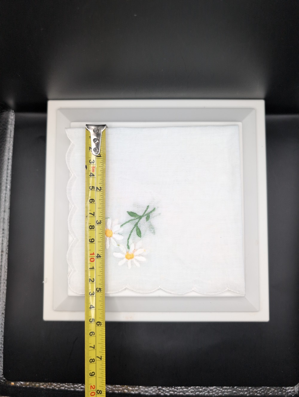 Hankie embroidered w/daisies on all corners