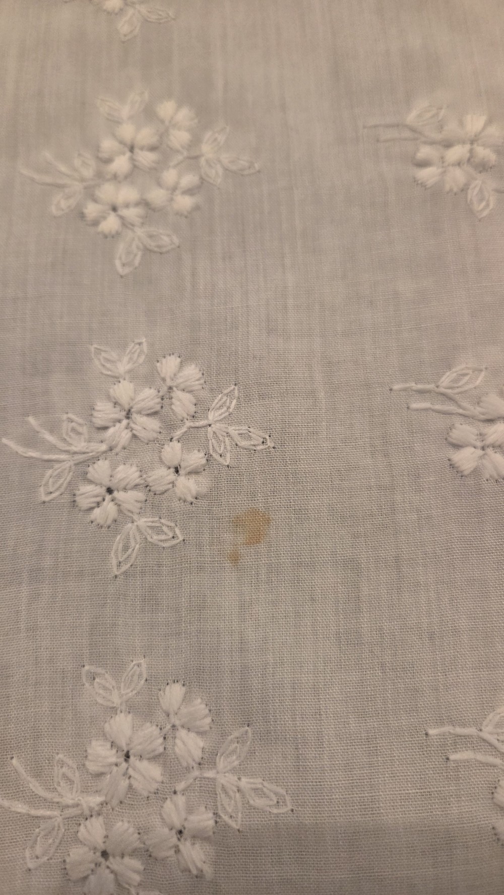 LN-1692 vtg white eyelet runner