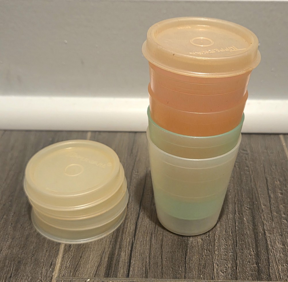 VTG lot of 5 Midget Tupperware Cups with Lids