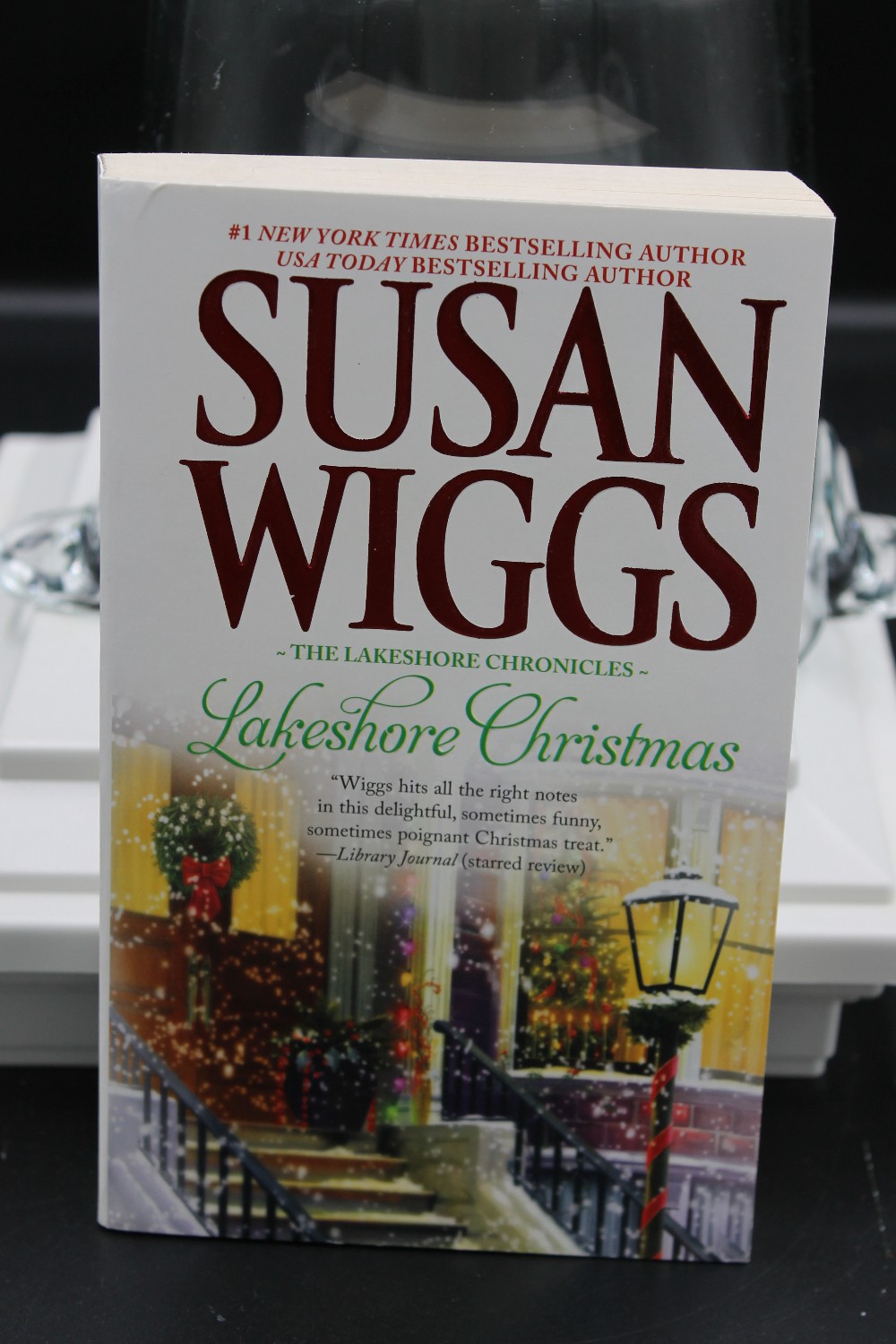 Paperback LAKESHORE CHRISTMAS by Susan Wiggs