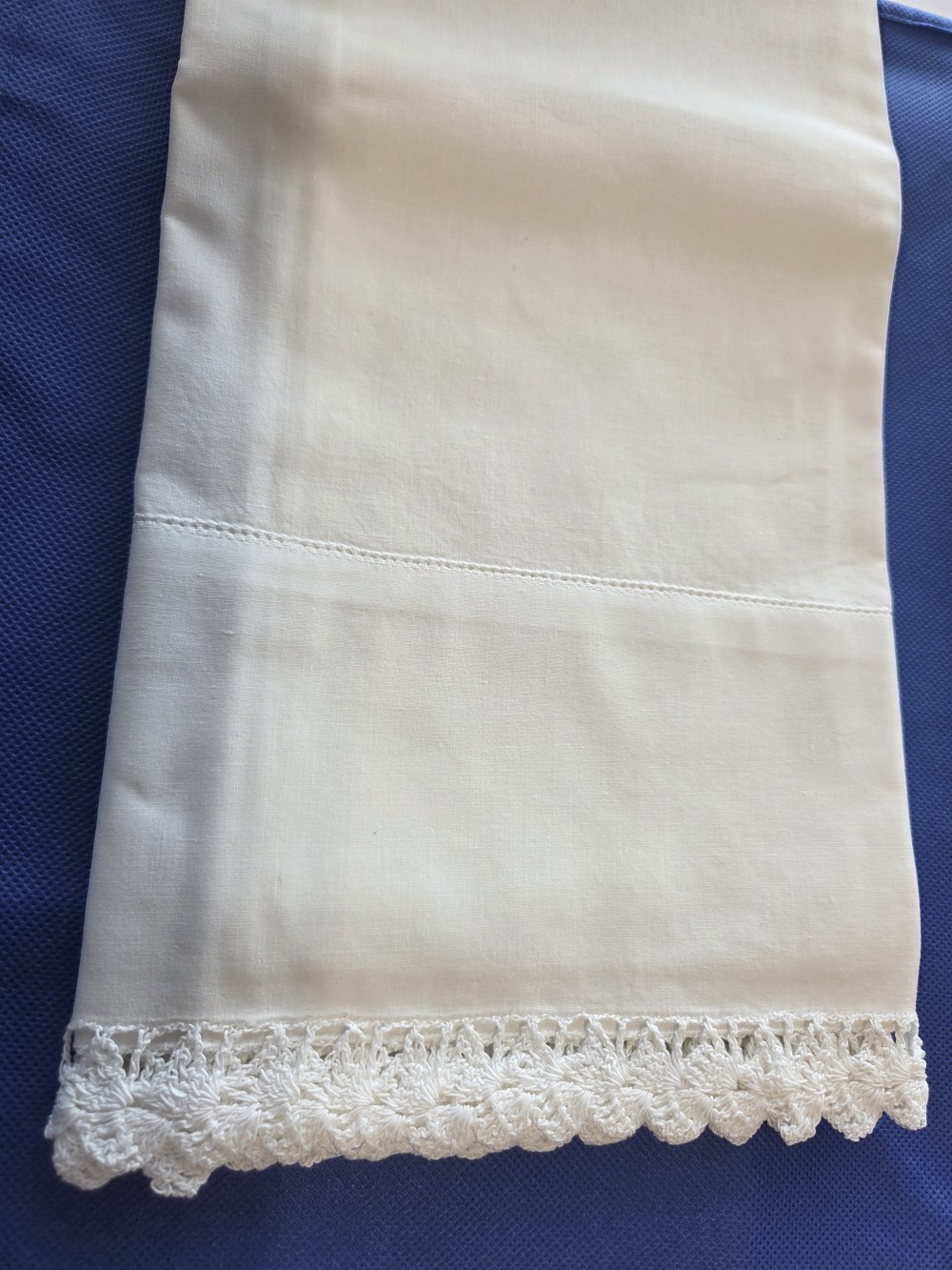 LN-1648 pair pillowcases, crocheted lace
