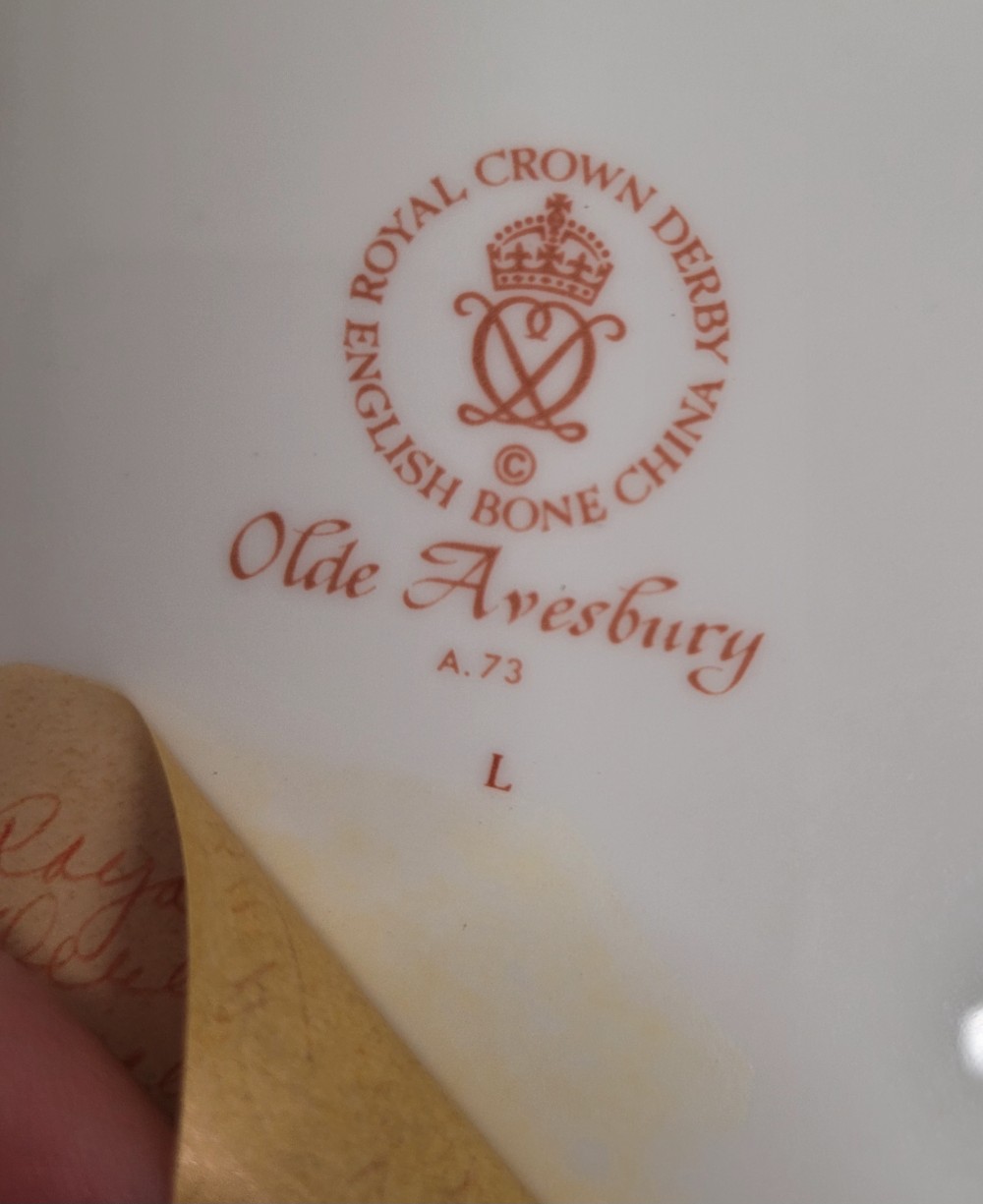 VTG 1987 Royal Crown Derby Olde Avesbury dinner plate