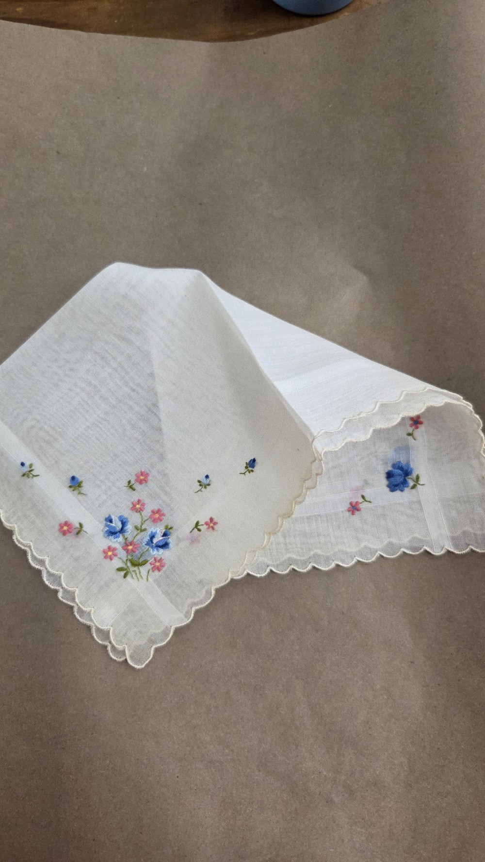 HK-787 ecru hankie blue/pink flowers