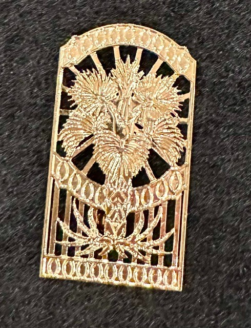 Palm frond garden gate gold tone pin / brooch