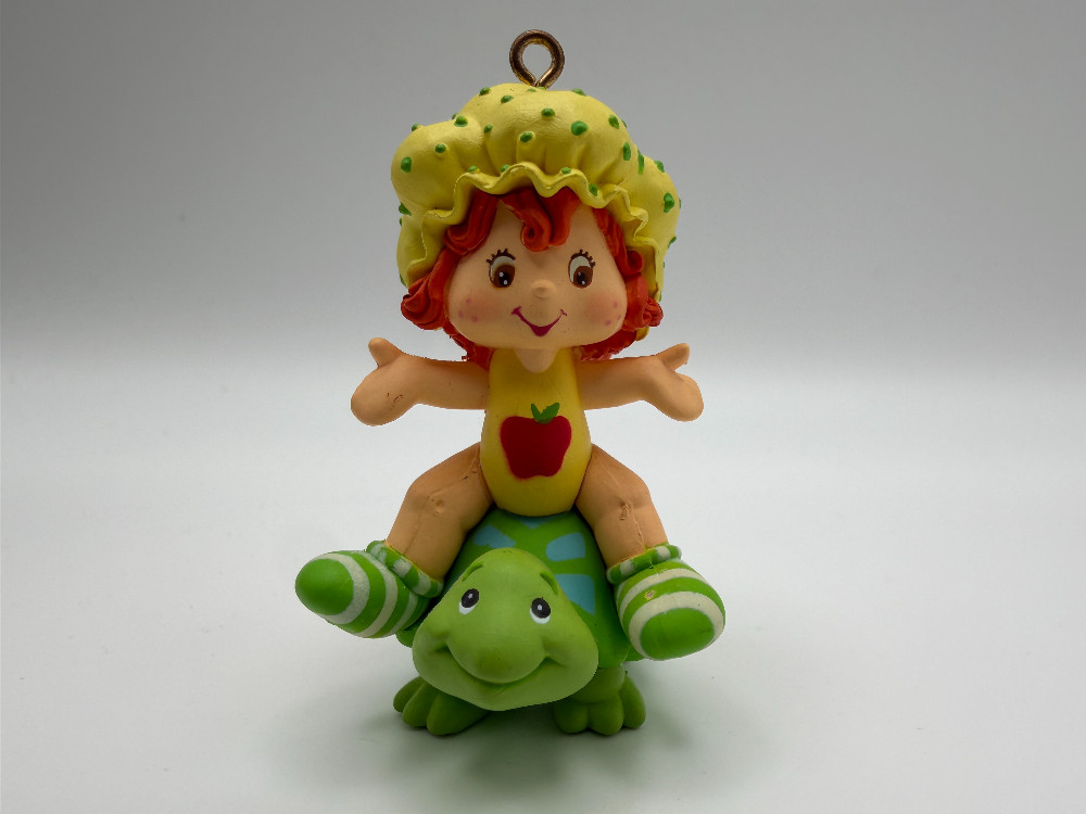 2004 Carlton Cards Strawberry Shortcake Apple Dumplin' on Turtle Scented Ornament Boxed