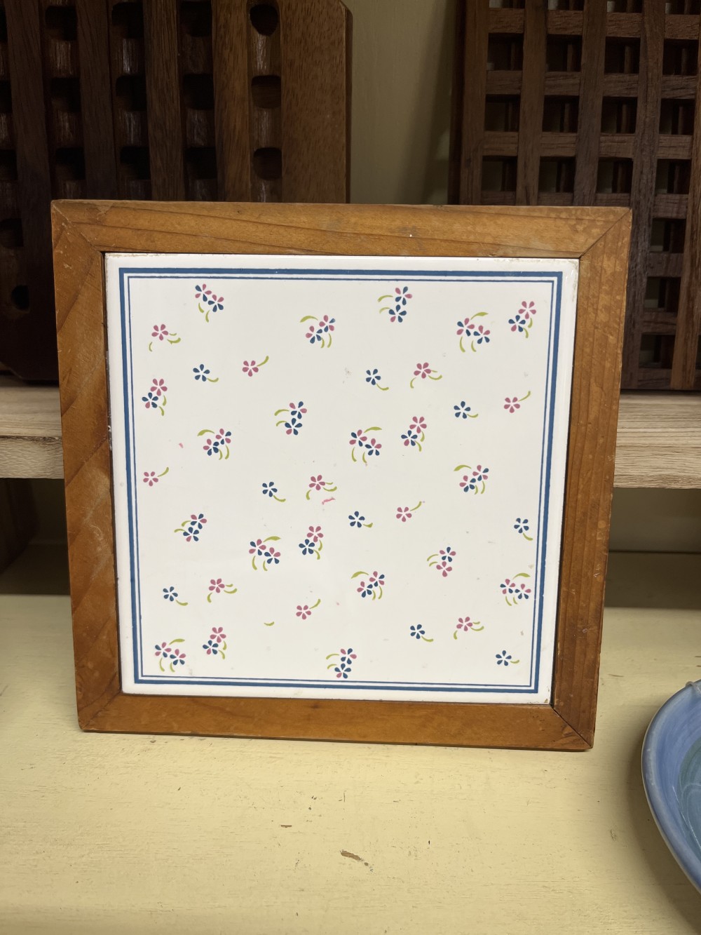 Vtg ceramic tile and wood trivet