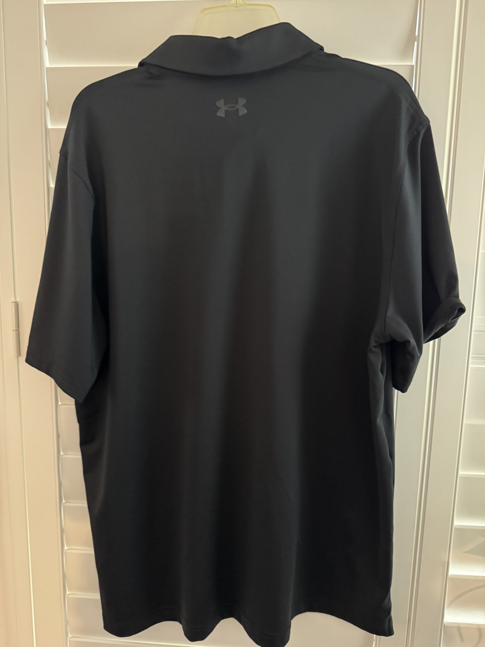 UNDER ARMOUR, BLACK S/S POLO