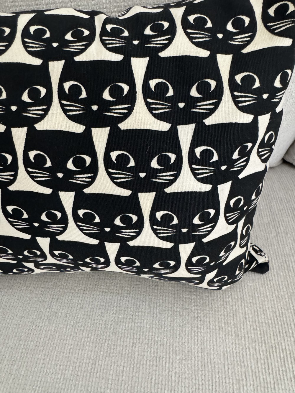 PILLOW, BLACK CAT LUMBAR STYLE