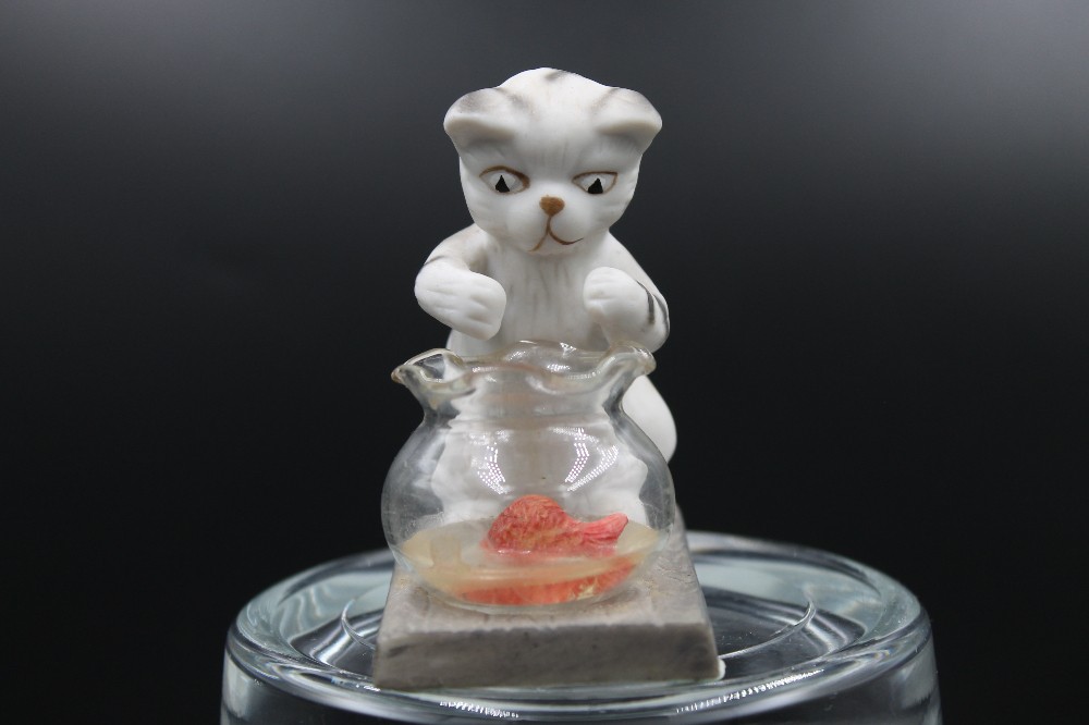 Curious Cat/fishbowl figurine