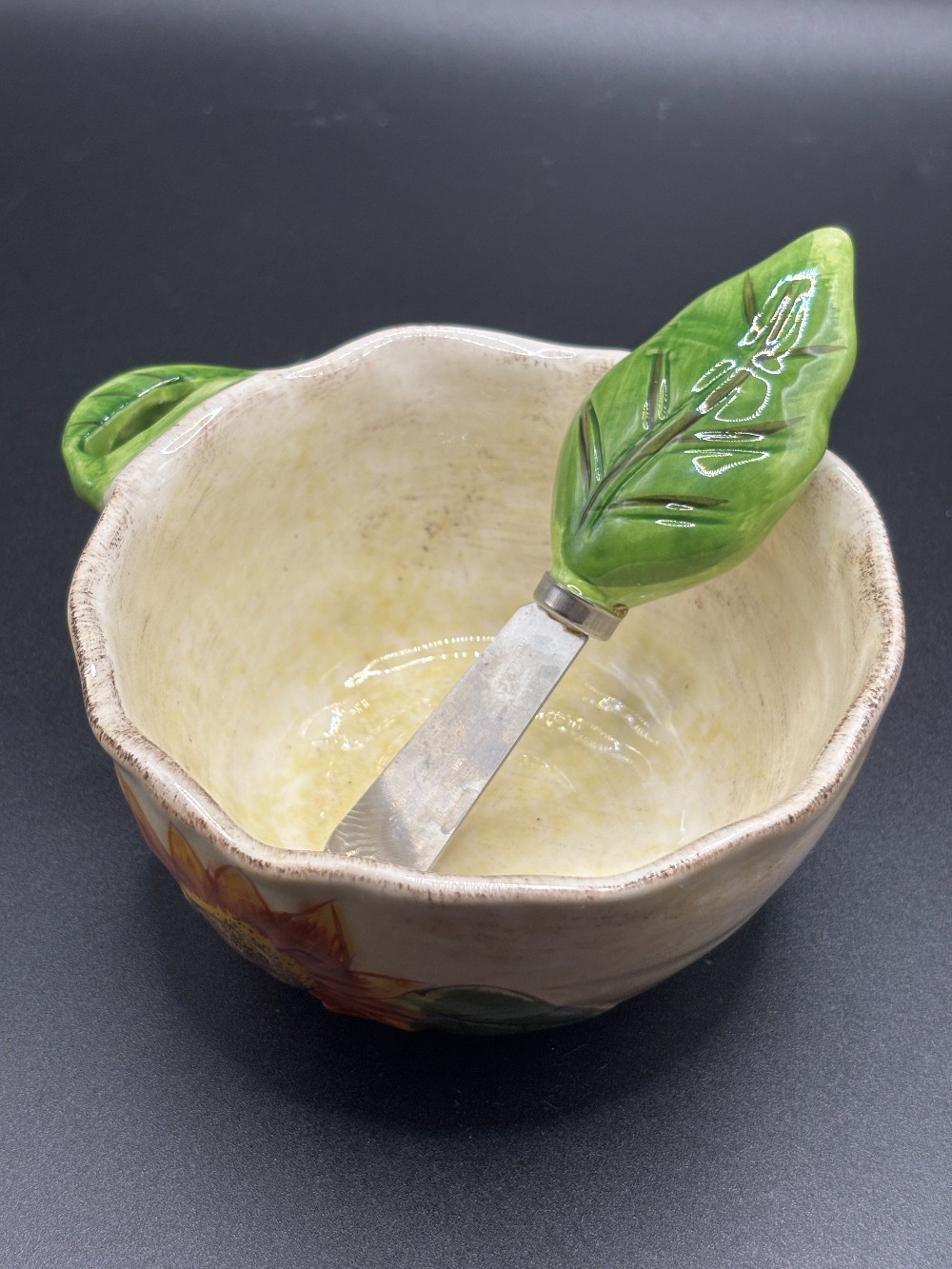 Ceramic off white w/sunflower design dip bowl & speader