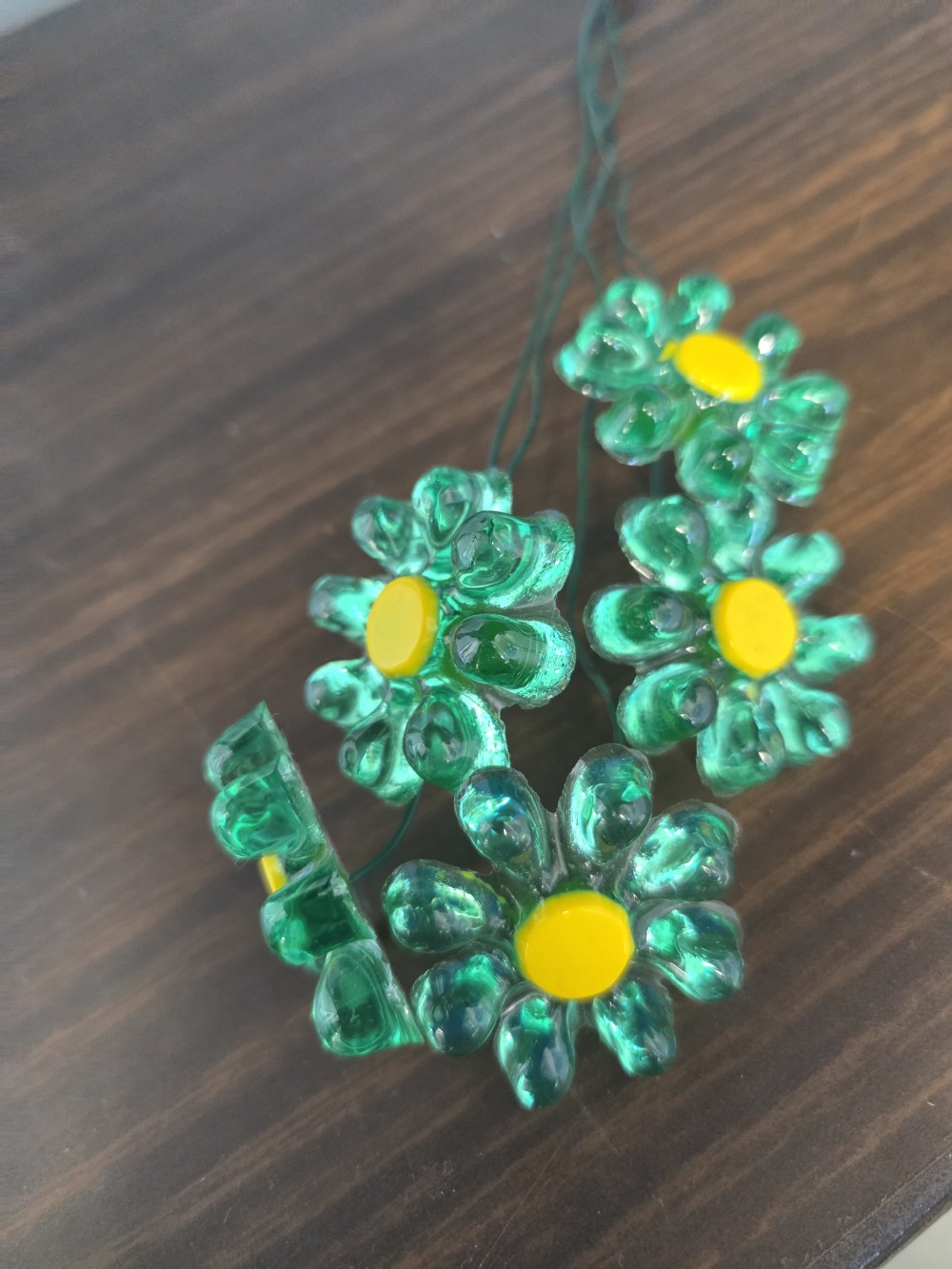 DO-1601 5 green retro lucite acrylic flowers