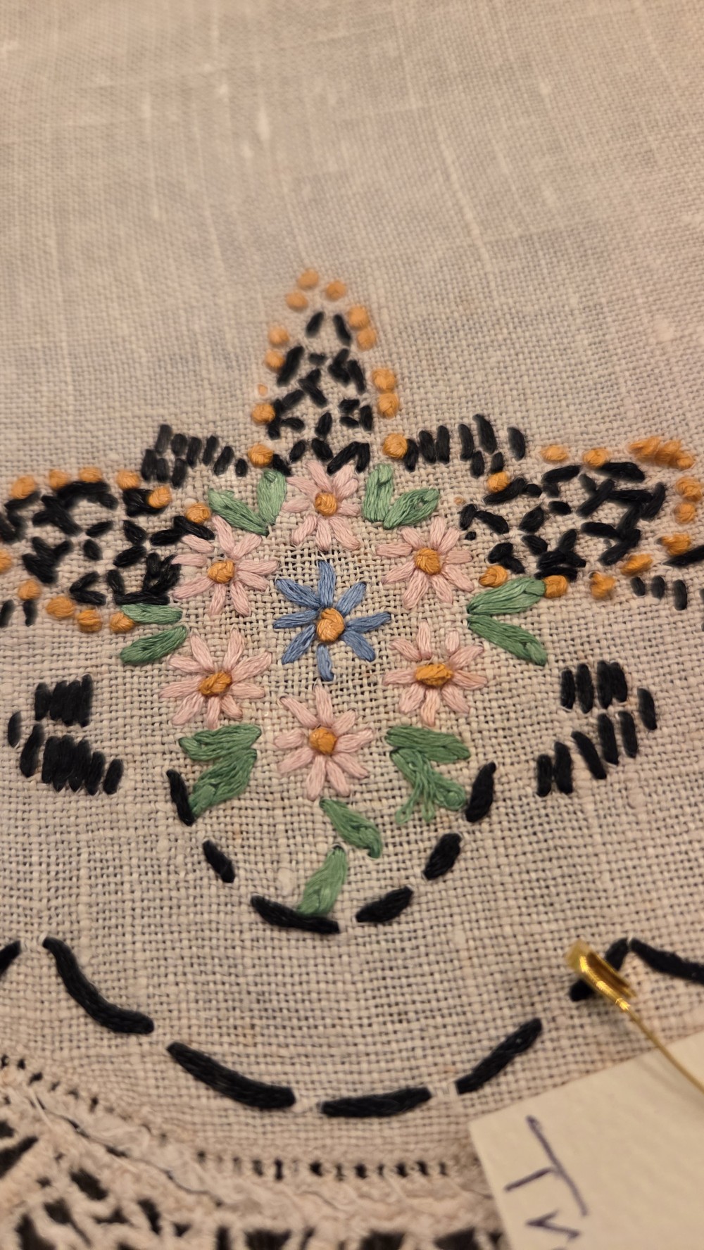LN-1690 vtg embroidered doilie