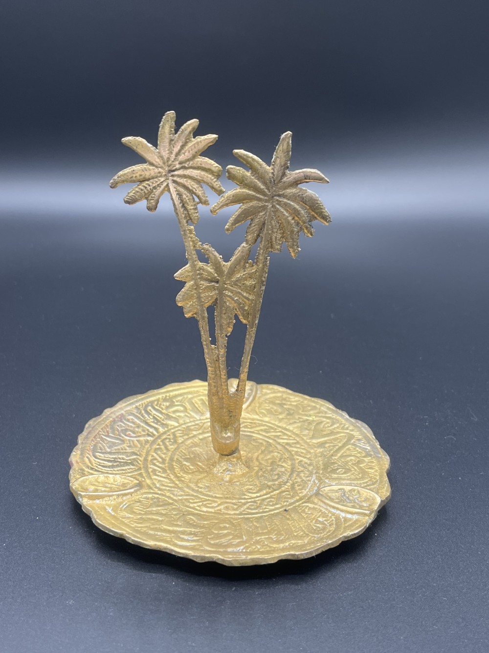 Vtg Brass ashtray with embossed base