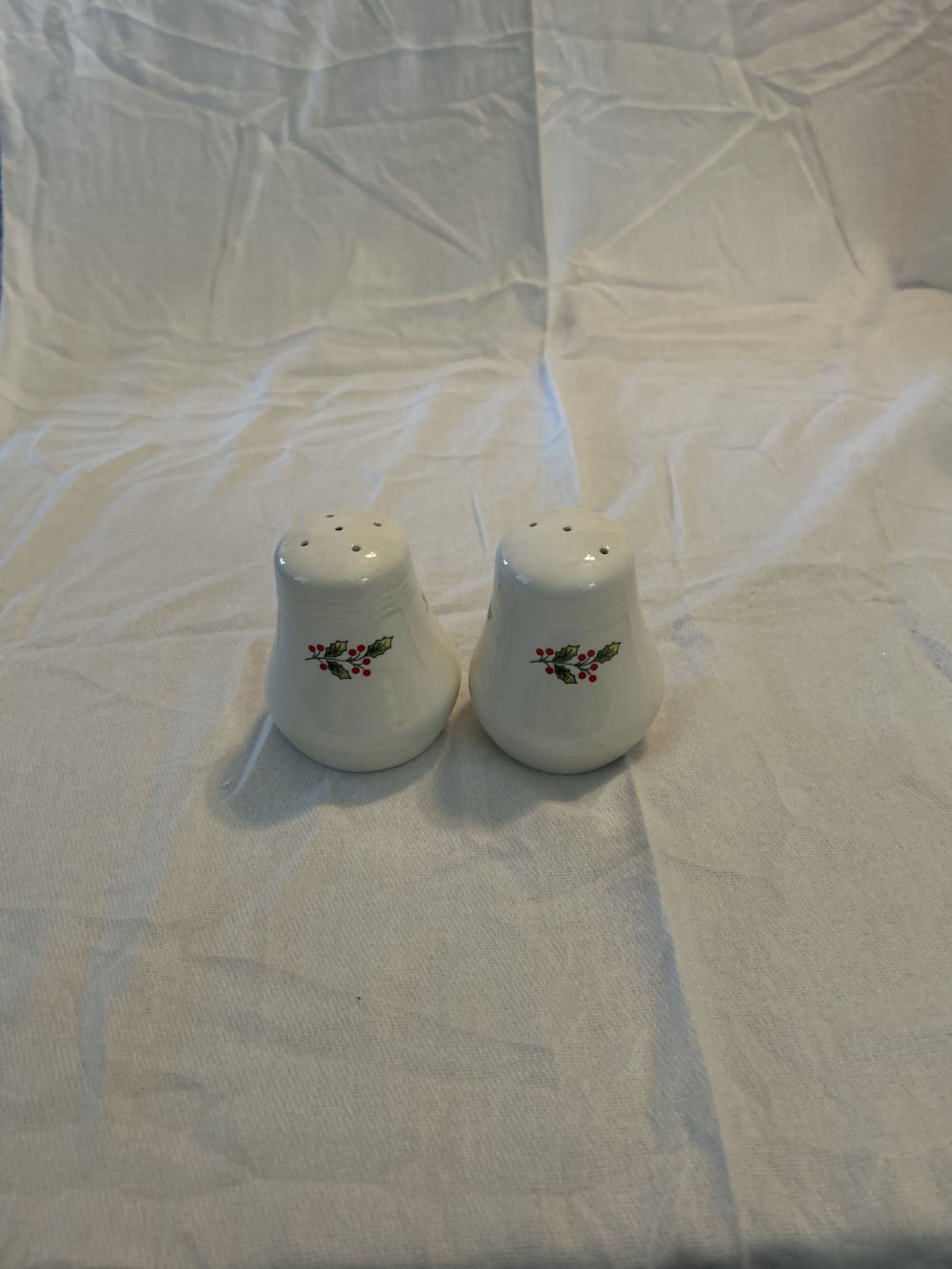 Vintage Holiday Holly Leaves And Berries Salt And Pepper Shakers - excellent condition - see pics