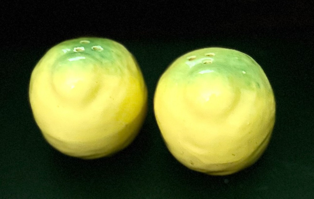 VTG Mid-Century Ceramic Pear Salt and Pepper Shakers