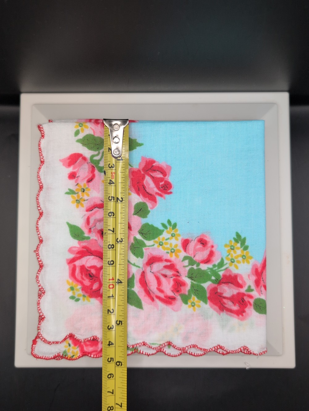 Printed hankie blue center/pink roses/red scalloped edges