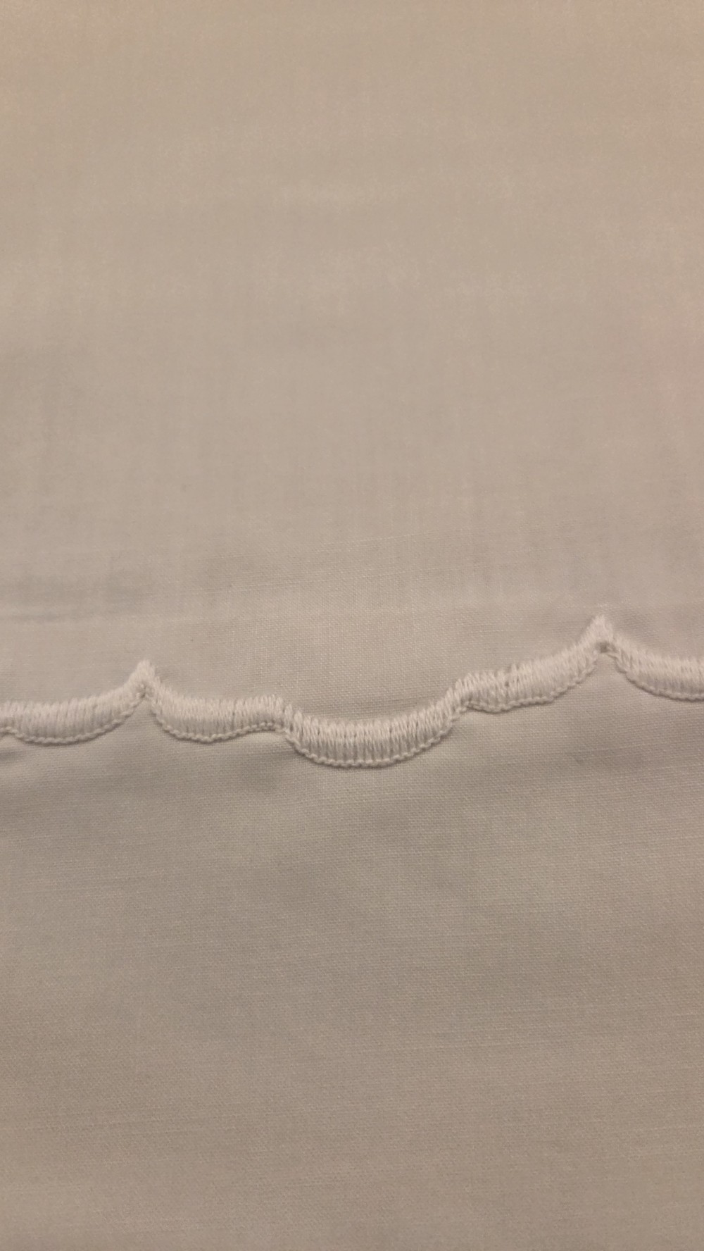 LN-1694 sgl wht scalloped pillowcase