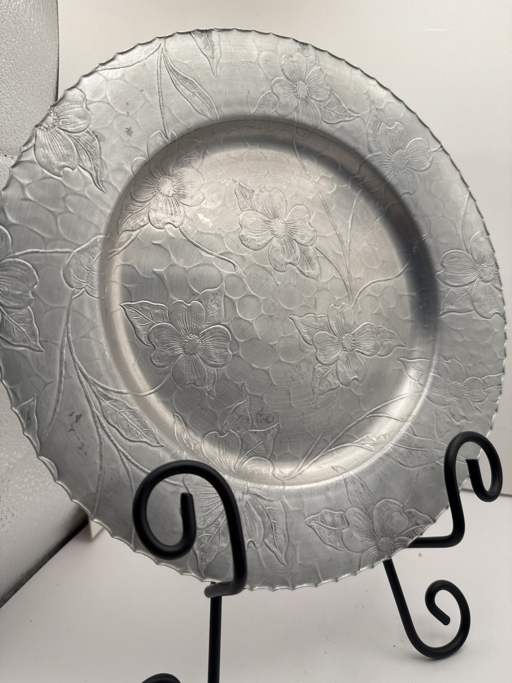HAMMERED ALUMINUM PLATE. EMBOSSED