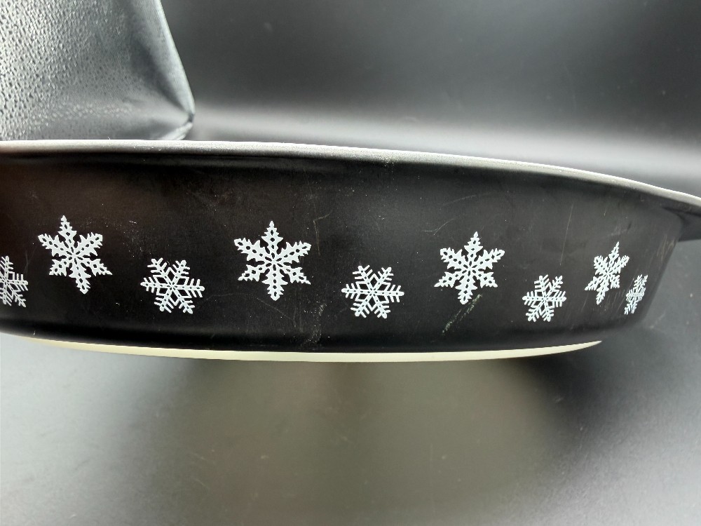 Pyrex Snowflake Divided Dish 1 1/2 qt