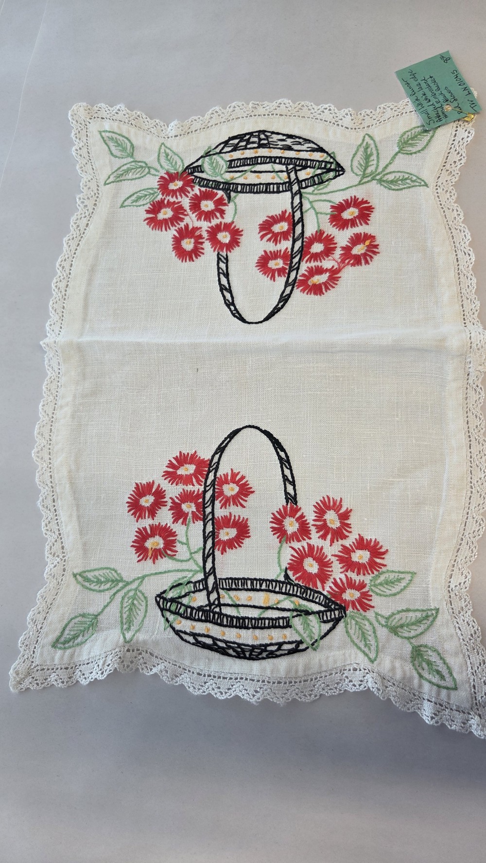 LN-1045 small runner, basket/flowers