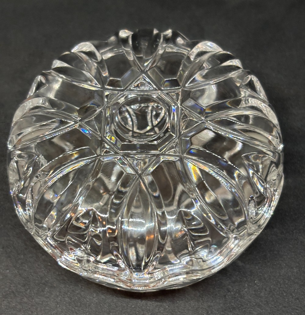 Cut glass round trinket dish w/lid