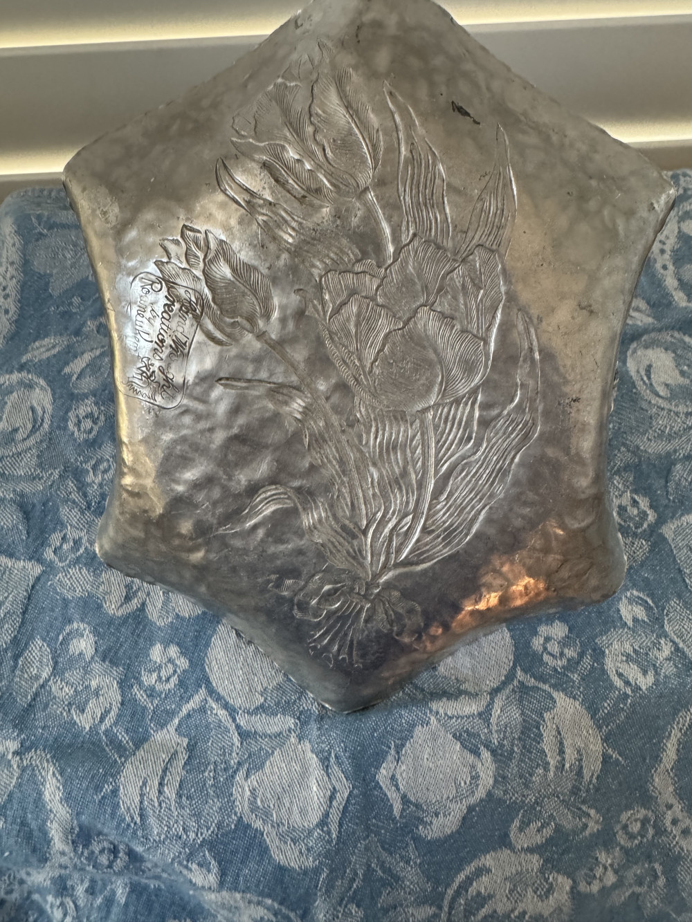 VTG HAMMERED ALUMINUM TULIP TRAY W HANDLE