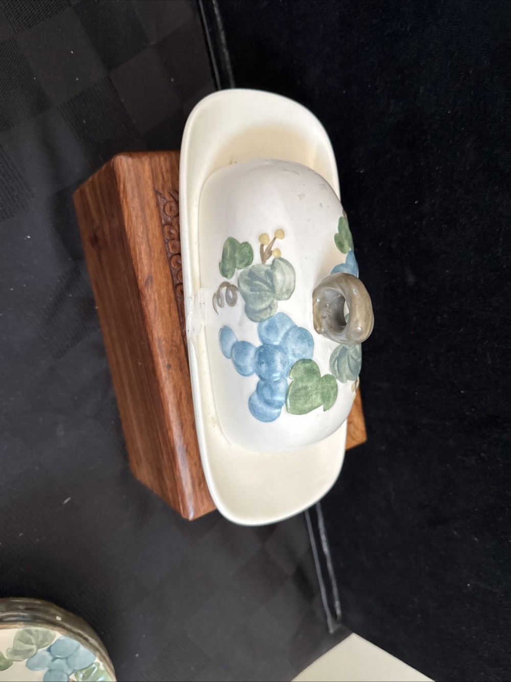 BUTTER DISH/LID SCULPTURED GRAPE PATTERN