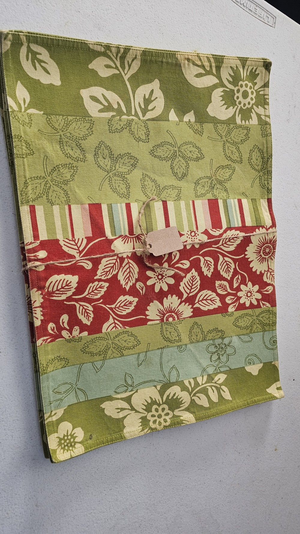 Set of 8 green/multi colored placemats