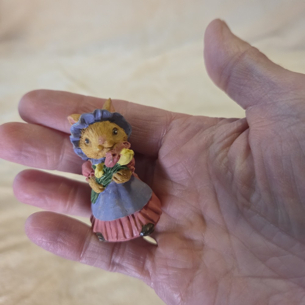 VTG Mini Bunny with Hat & Flowers