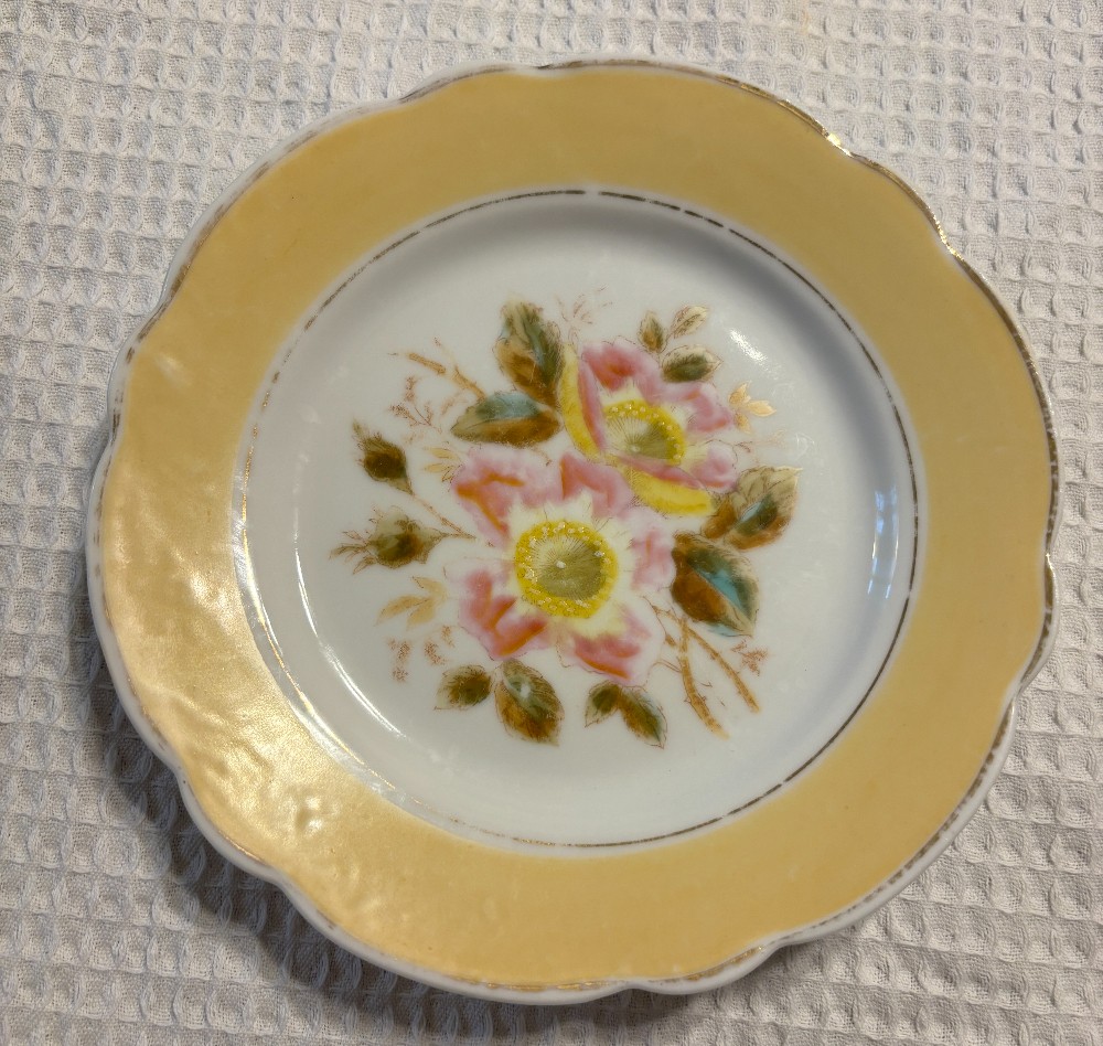 Kitchen plate white chiina yellow scalloped edge roses 7.25