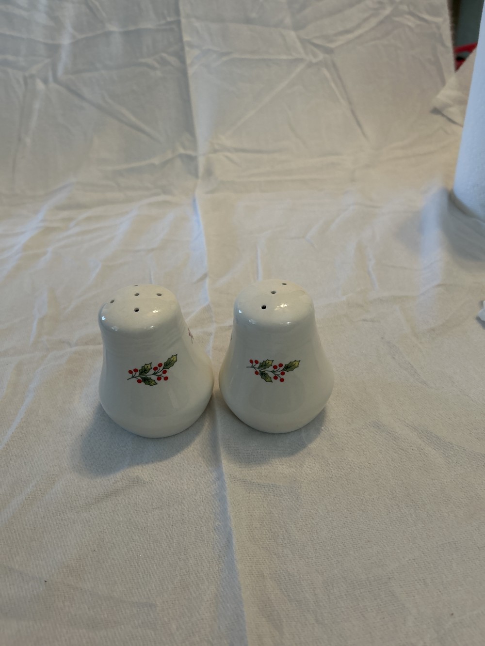 Vintage Holiday Holly Leaves And Berries Salt And Pepper Shakers - excellent condition - see pics