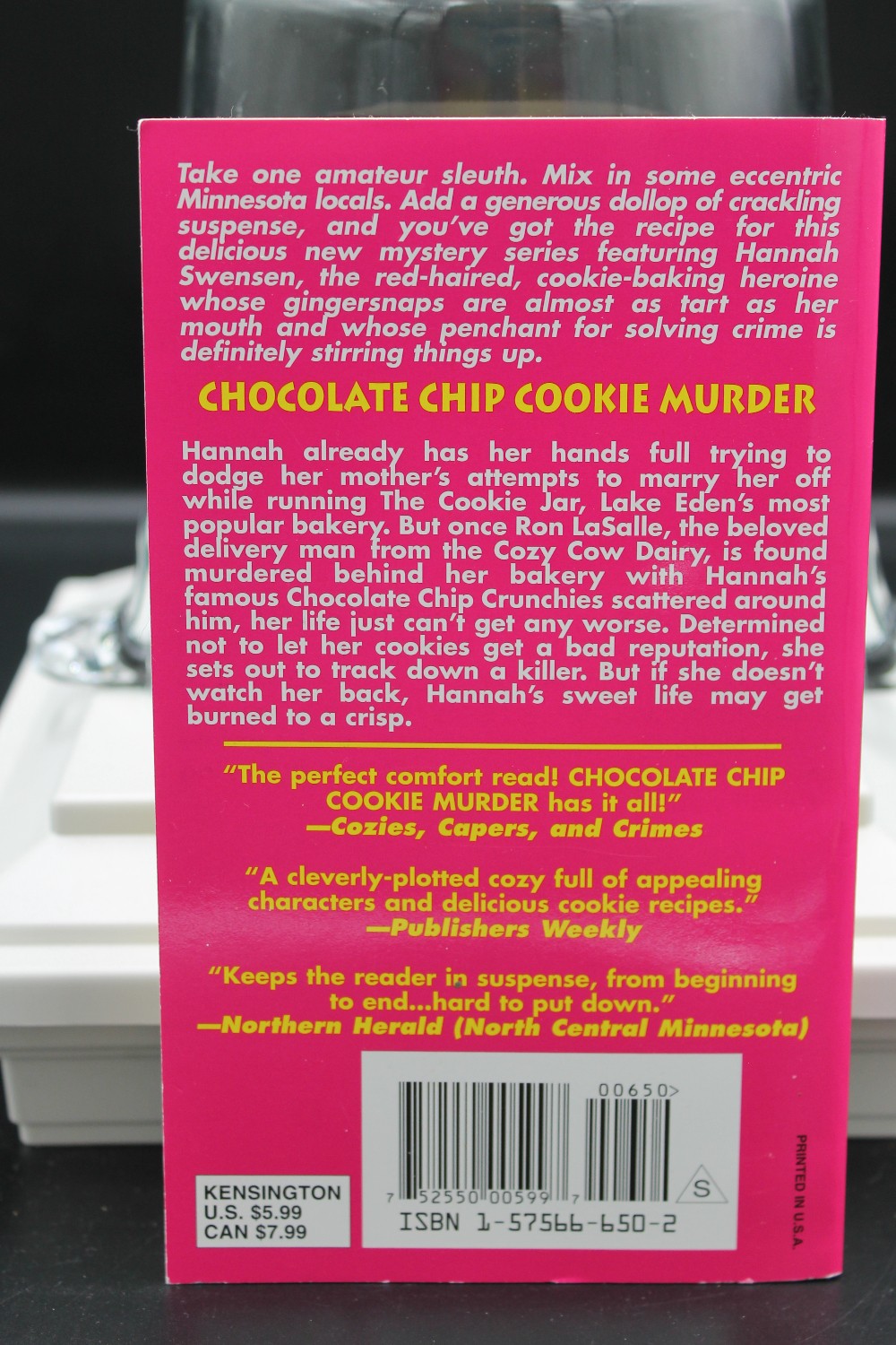 Paperback CHOCOLATE CHIP COOKIE MURDER by Joanne Fluke