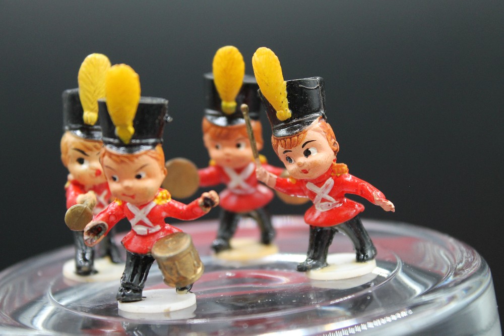 Vtg 1960s microminiature plastic toy soldier figurines, Hong Kong