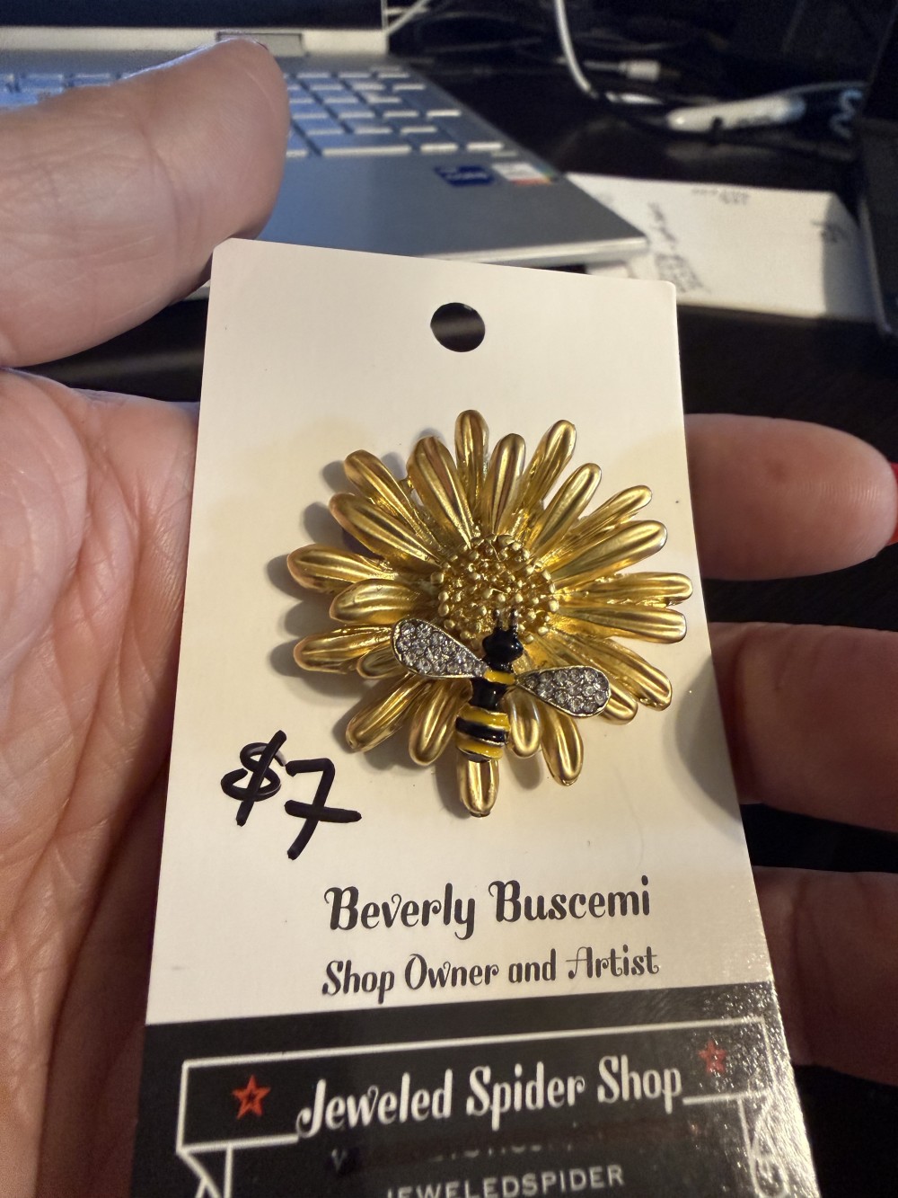 Brooch Pin - Flower w Landed Bee