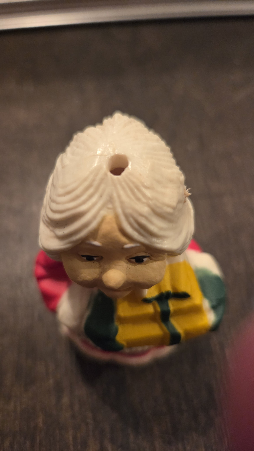 SS-114 vtg Mrs Claus w/gifts figurine
