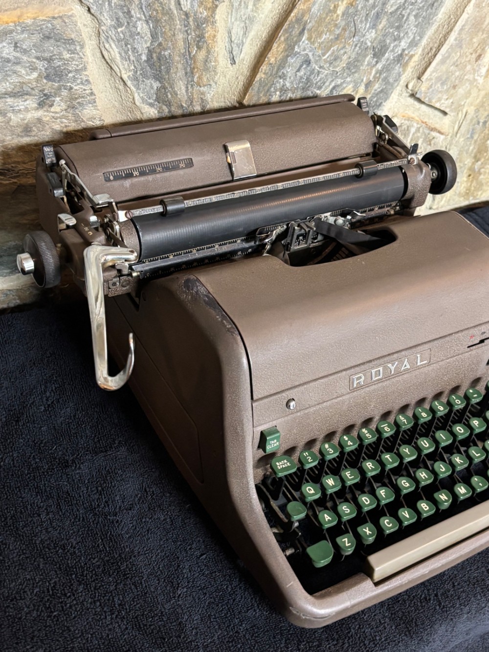Typewriter Royal HH Standard Office Manual Typewriter Brown Green Keys 13