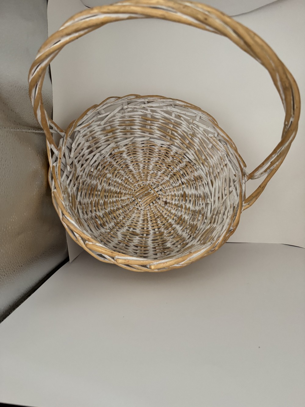 BASKET, ROUND WITH HANDLE DISTRESSED WHITE/NATURAL