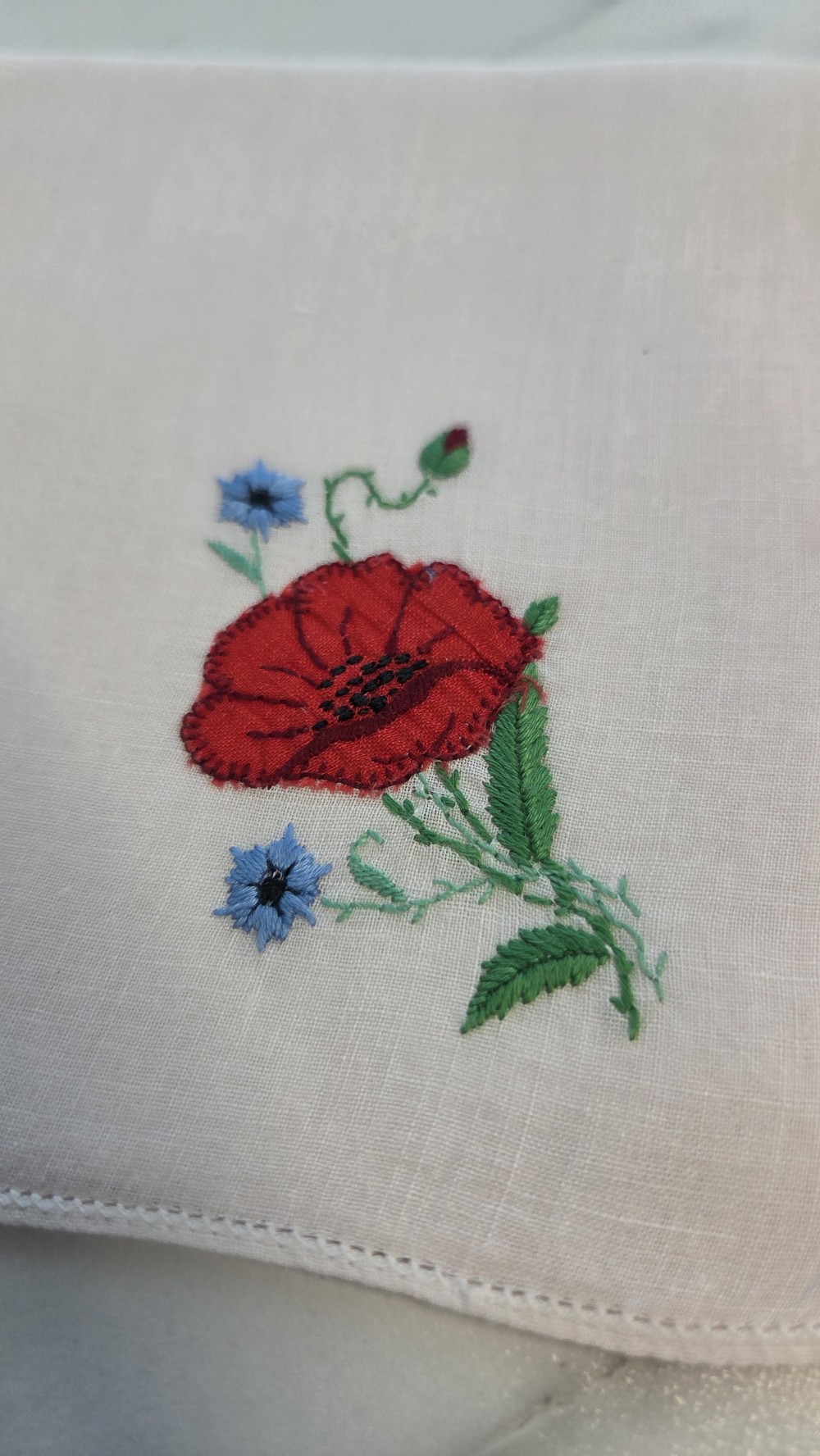 HK-827 white hankie w/red poppy