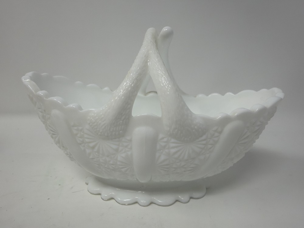 Vtg Fenton Milk Glass Daisy & Button Basket