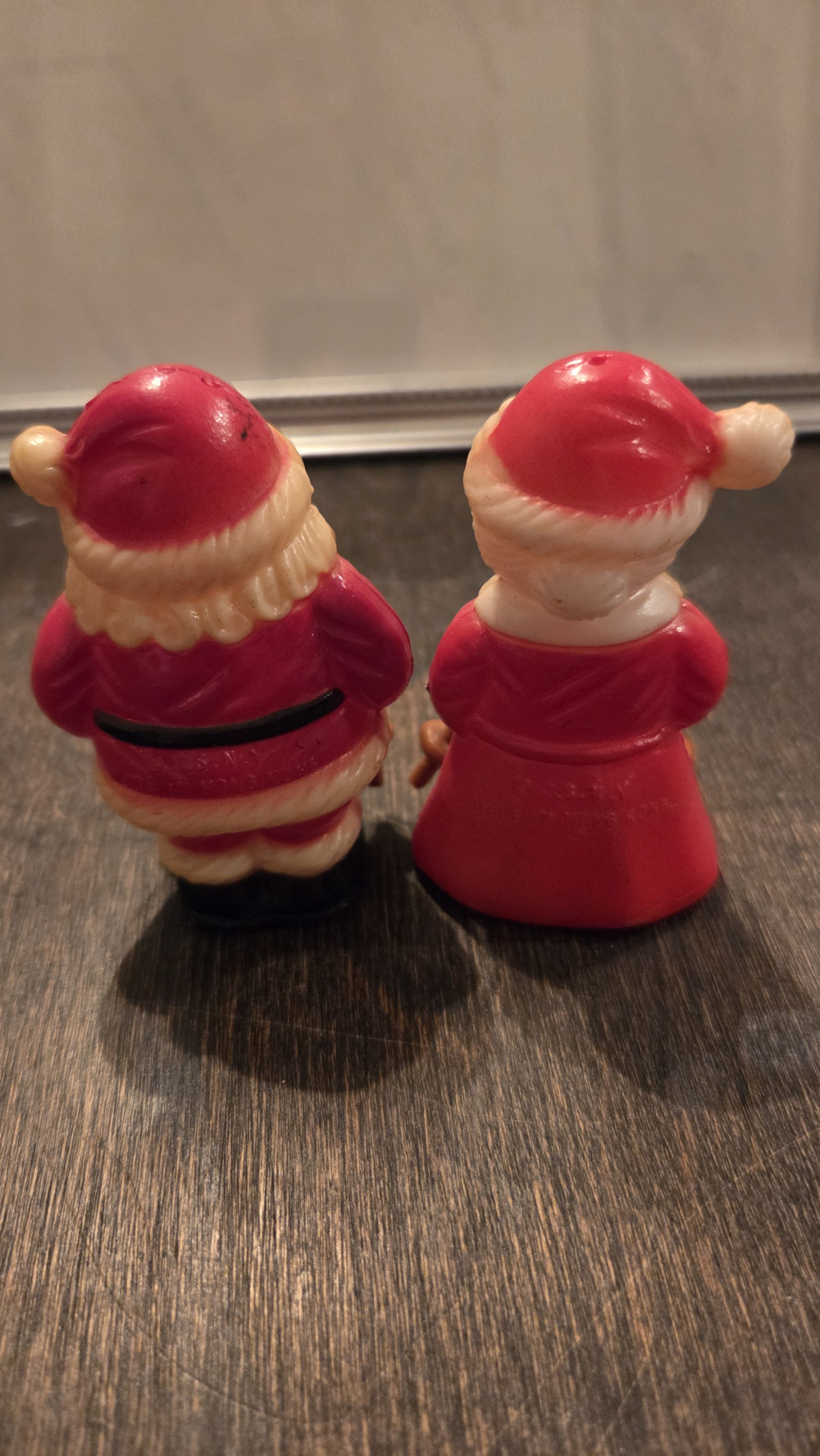 SS-107 vtg skiing Santa & Mrs S&P