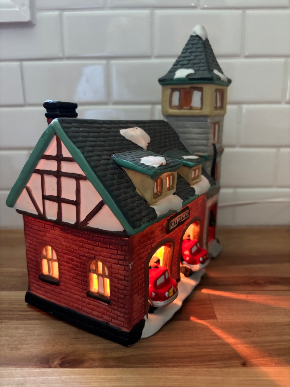 Dickens Keepsake Fire Station Lighted Christmas Village House O'Well Novelty 1994