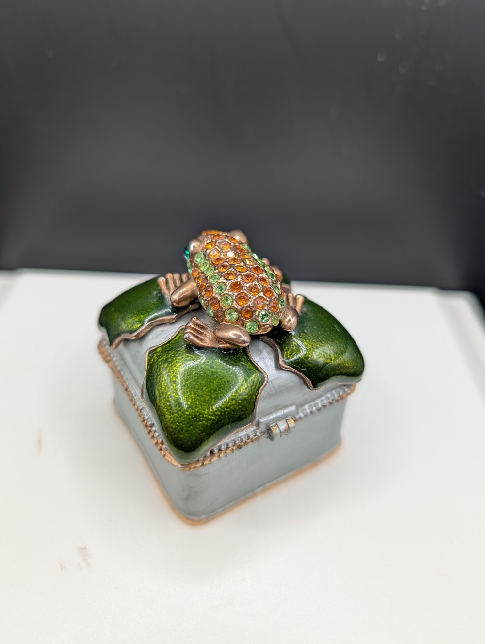Frog trinket/pill box