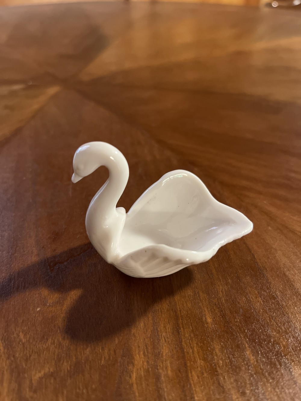 Vtg porcelain swan salt/trinket dish