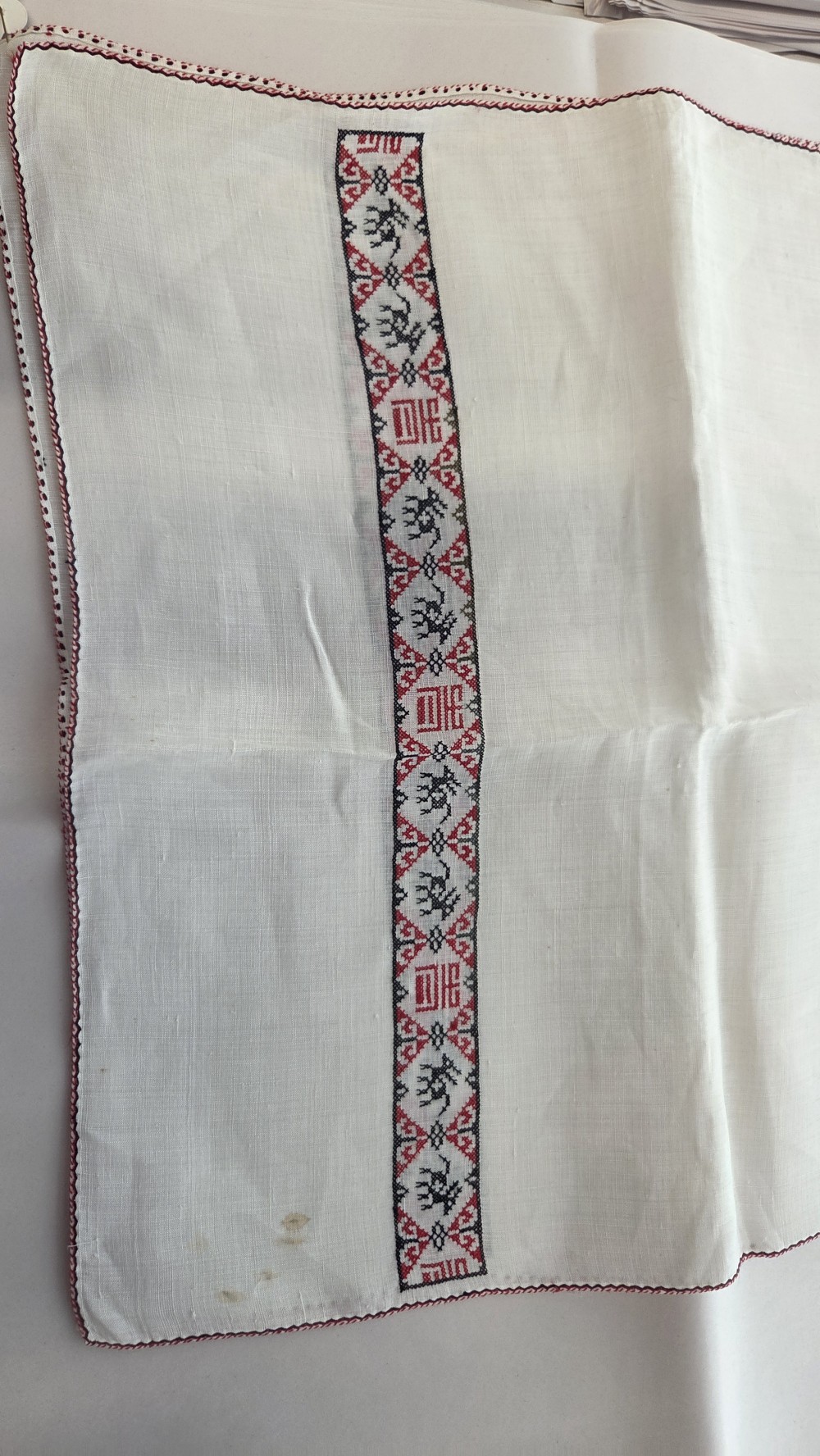 LN-193 vtg table runner with deer