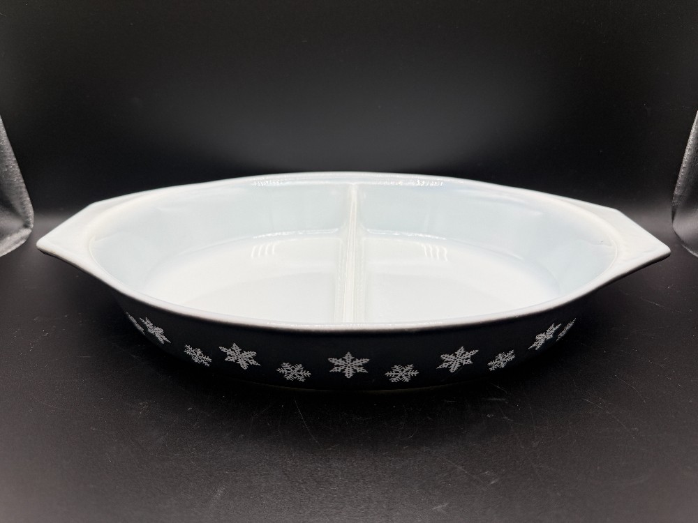 Pyrex Snowflake Divided Dish 1 1/2 qt