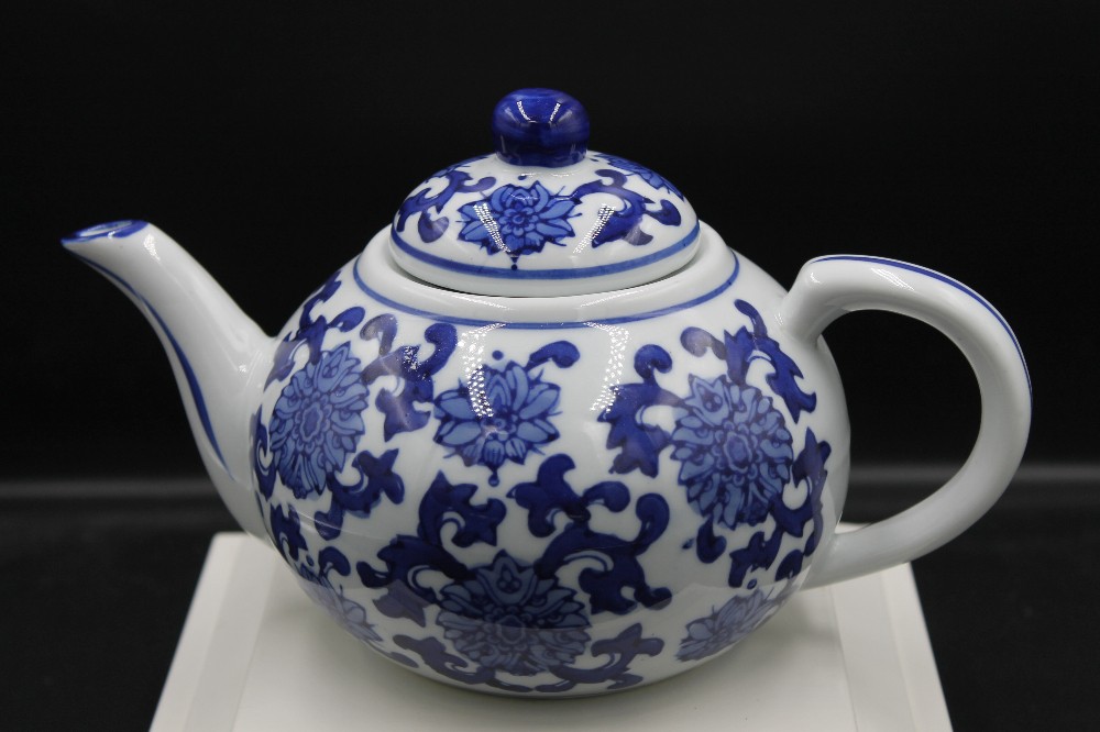 Vtg Chinoiserie-style teapot